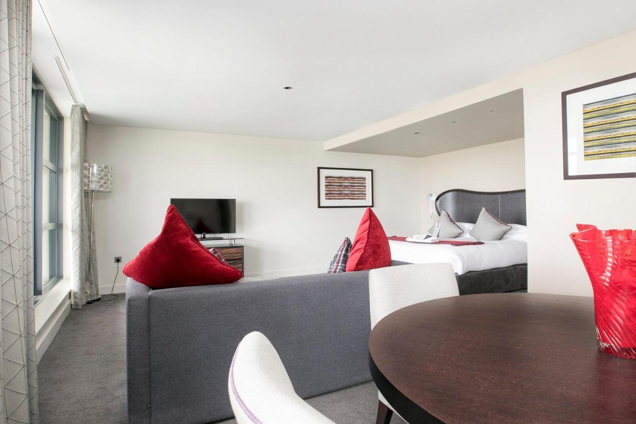 ווייברידג' Brooklands Hotel & Spa מראה חיצוני תמונה